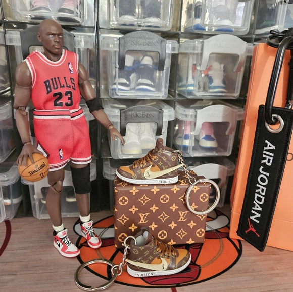 Nike Air Jordan LV pair of mini sneakers keychain. - Picture 3 of 8